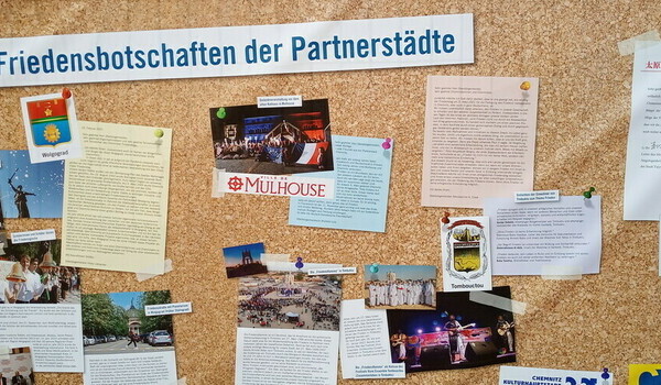 Botschaften aus Partnerstädten (Foto: AG Friedenstag)